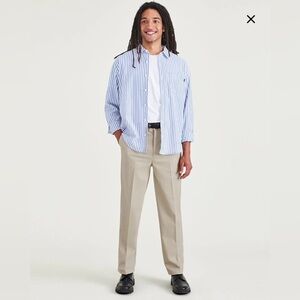 Dockers Signature Iron Free Khakis, Relaxed Fit. Front pleat. Size 42x30.